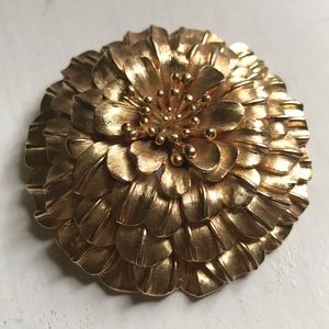 GOLD TONED BROOCH PIN